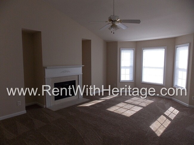 Foto del edificio - WONDERFUL HOME WITH FULL FINISHED BASEMENT / 5Bd - 3Ba / FENCED YARD