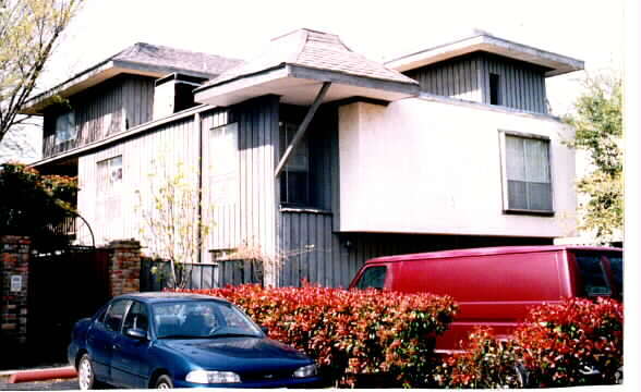 Building Photo - Holland Avenue Apartments