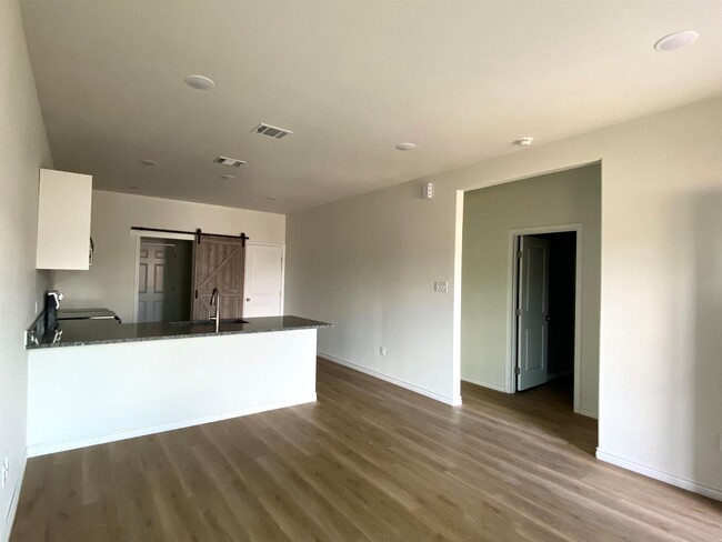 Building Photo - 1531 W Kilpatrick Ave