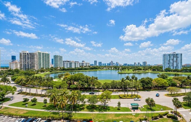 Foto del edificio - 3675 N Country Club Dr