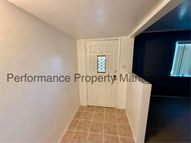 Foto del edificio - Stunning 4 Bed/2 Bath NE Home w/ Solar, RB...