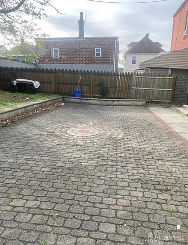 Foto del edificio - 98 Catalpa Ave