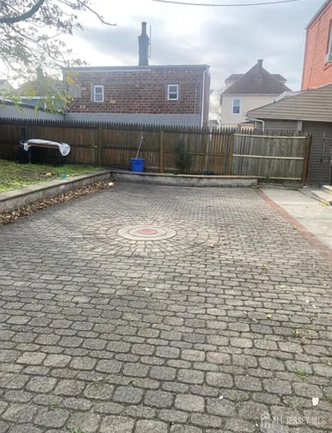 Building Photo - 98 Catalpa Ave