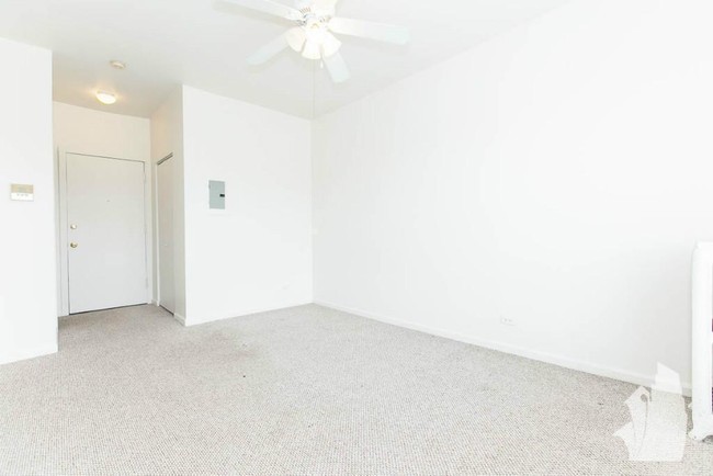 Foto del edificio - 3957 W Irving Park Rd