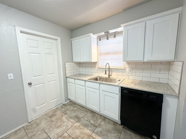 Building Photo - Updated 4 Bedroom - 2 Bathroom in Moore!