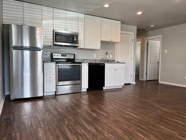 Building Photo - 2106 Mesa Ave