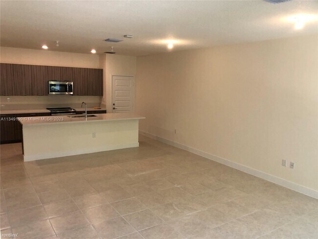 Foto del edificio - 3 br, 2.5 bath Townhome - 4721 NW 83rd Pkw...