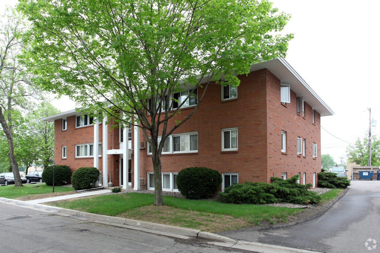 Hiawatha Court Apartments Hopkins, MN