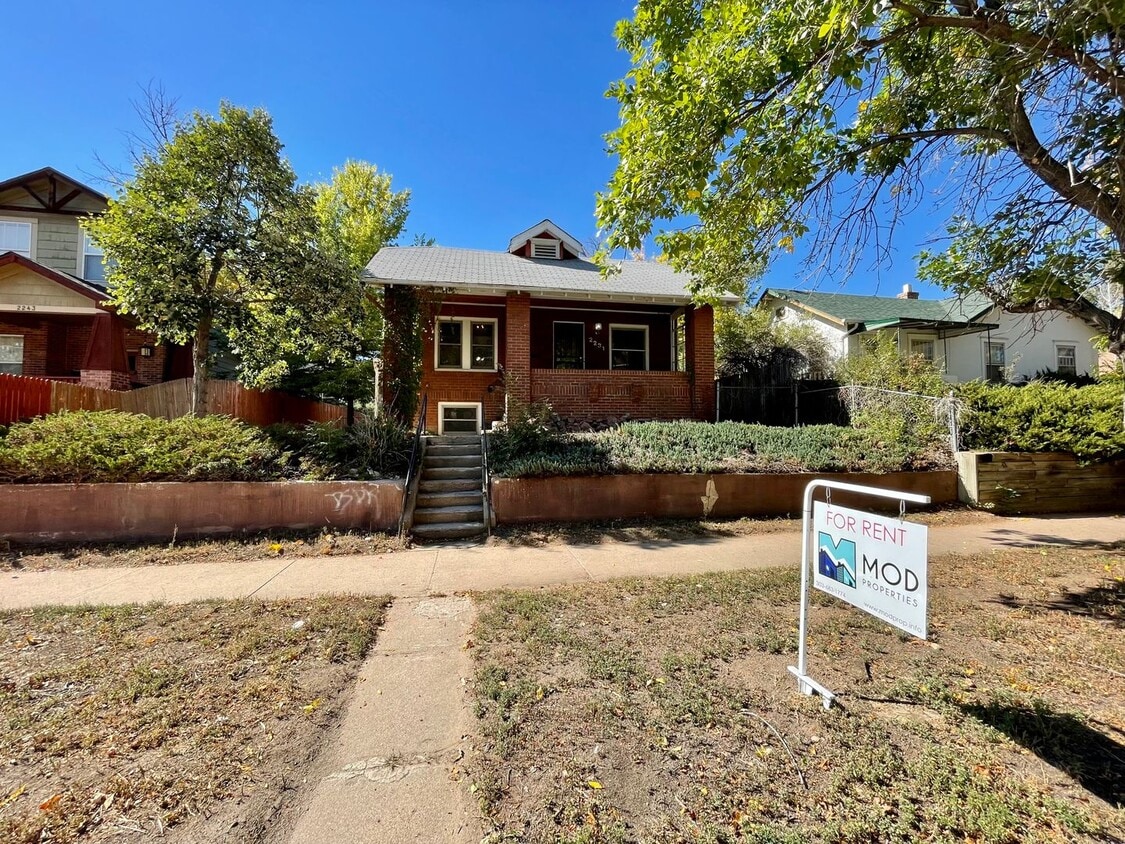 $0 DEPOSIT OPTION, NEW PAINT, TRADITIONAL BRICK HOME, WALKING DISTANCE TO DU!! LARGE BACKYARD, DE... - $0 DEPOSIT OPTION, NEW PAINT, TRADITIONAL BRICK HOME, WALKING DISTANCE TO DU!! LARGE BACKYARD, DE...