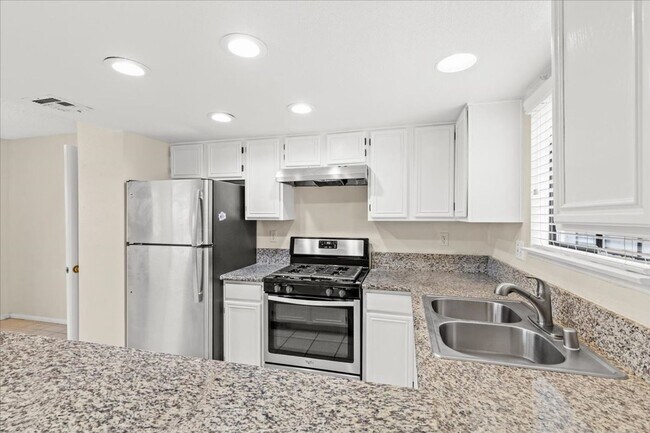 Foto del edificio - Completely Remodeled Kitchen on 12-1-25, Summerlin Condo, 2 Bedroom, No Carpet
