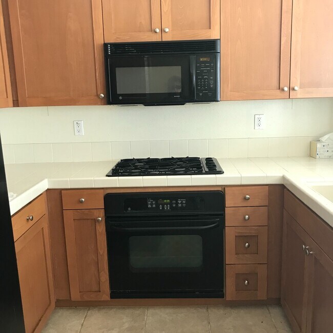 Building Photo - Lovely Townhome In The Spectrum Community For Lease