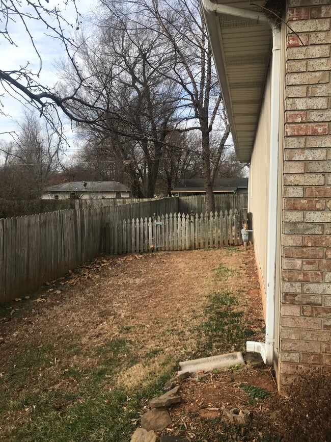 Foto del edificio - Beautiful 2 Bedroom Bathroom Patio Home Available NOW!