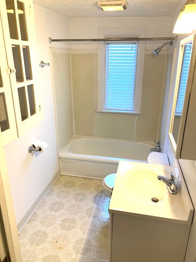 Foto del edificio - 2 Bedroom 1 Bath Duplex with Great Yard!  ...