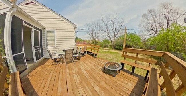 Building Photo - HUGE Fenced In Yard + Screened Patio + Hardwood Floors + Washer & Dryer Included! Available June ...