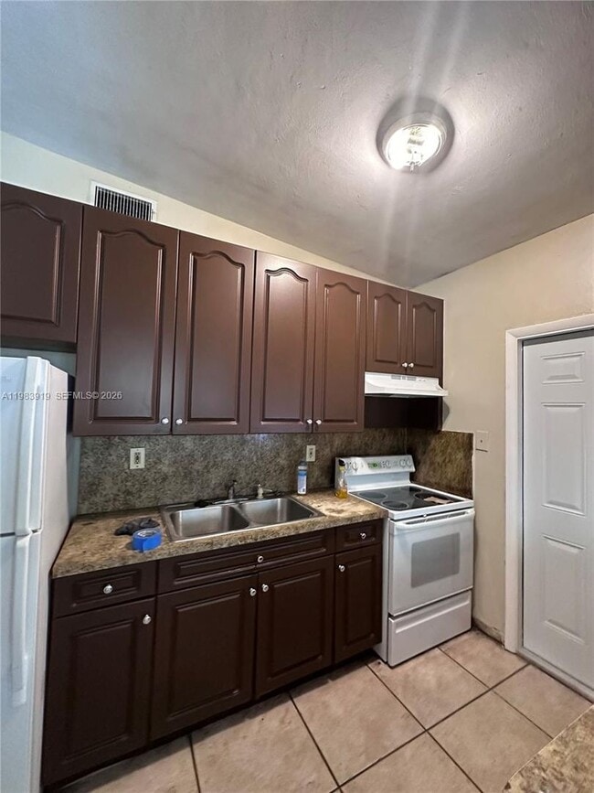 Building Photo - 320 NW 33rd Ave