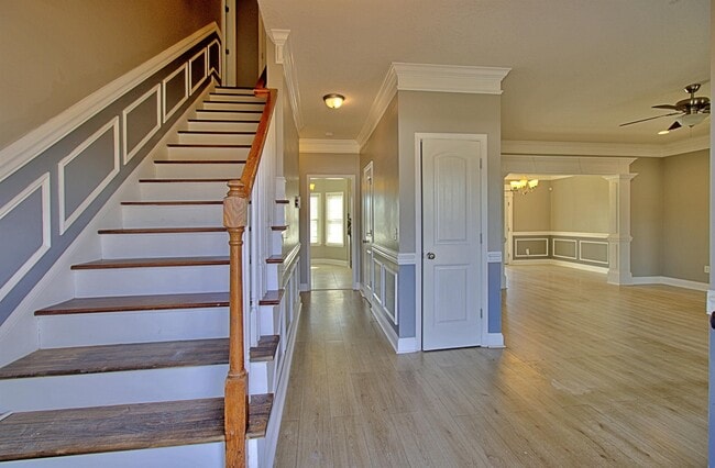 Building Photo - 700 English Oak Dr