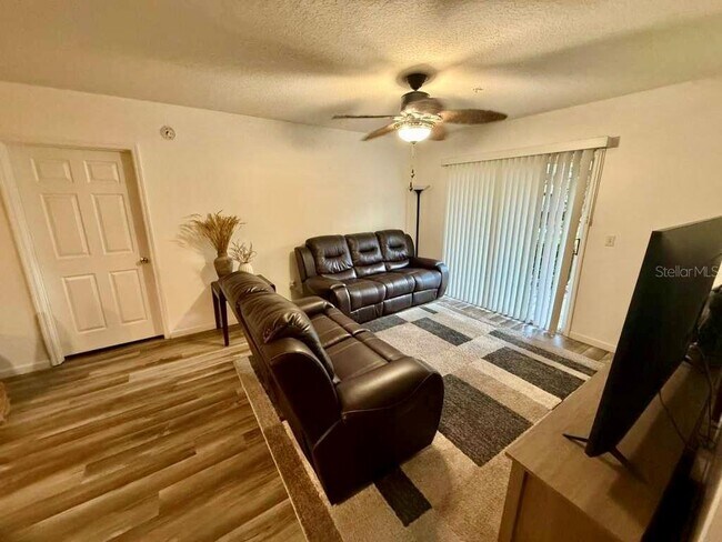 Foto del edificio - 737 Crest Pines Dr