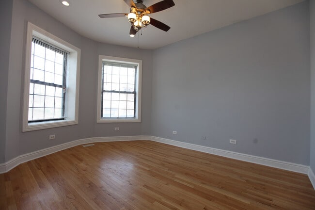 Building Photo - Two Bedroom in Bronzeville!