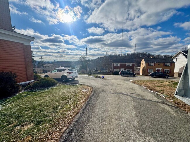 Foto del edificio - 4451 Highridge St