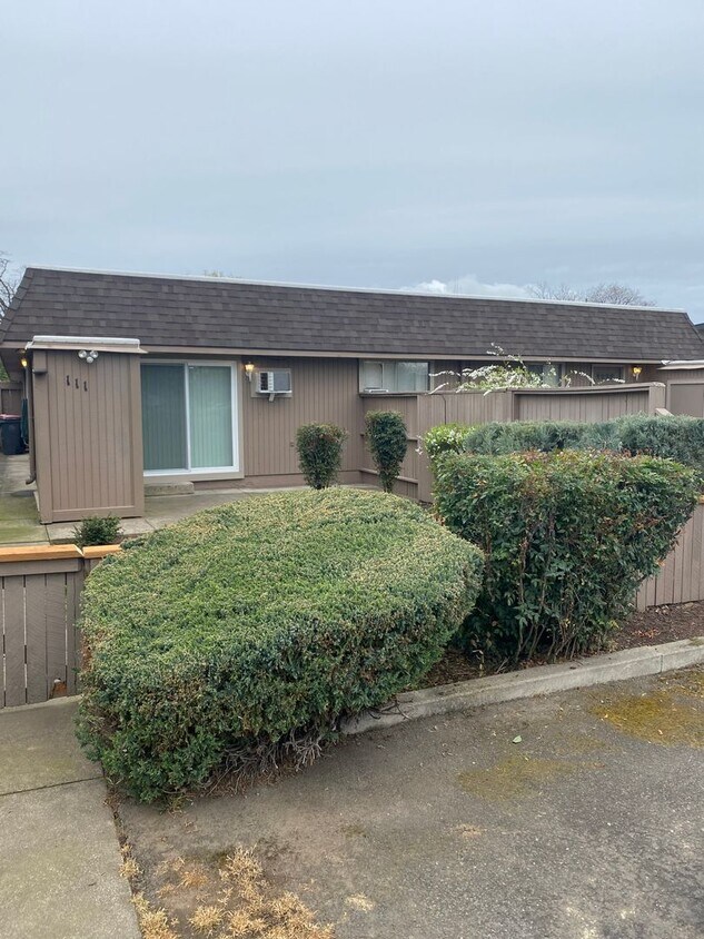 Primary Photo - One Bedroom Apartment! Close to it All!!!