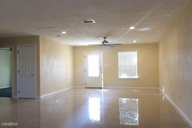 Building Photo - 129 Yorkshire Dr