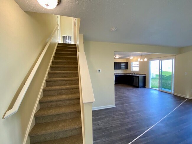 Building Photo - Fantastic 4 Bedroom Home in Lawrence Towns...