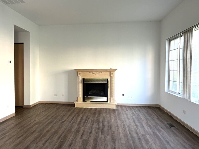Building Photo - 165 N Oakhurst Dr