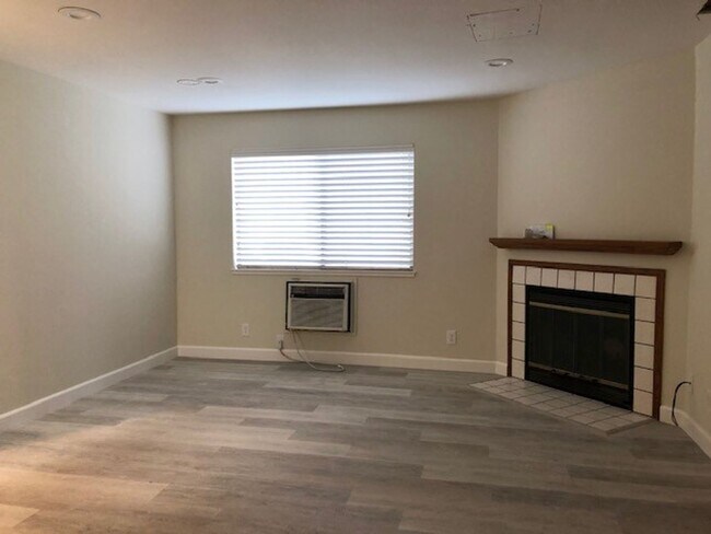Building Photo - Downstairs 2/2 Remodeled Condo in Sunwood ...