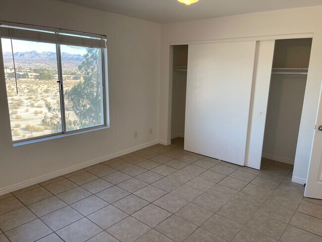 Foto del edificio - 2nd Floor condo For Rent