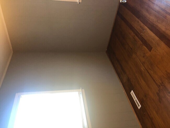 Building Photo - Quaint Cottage in Oak Ridge