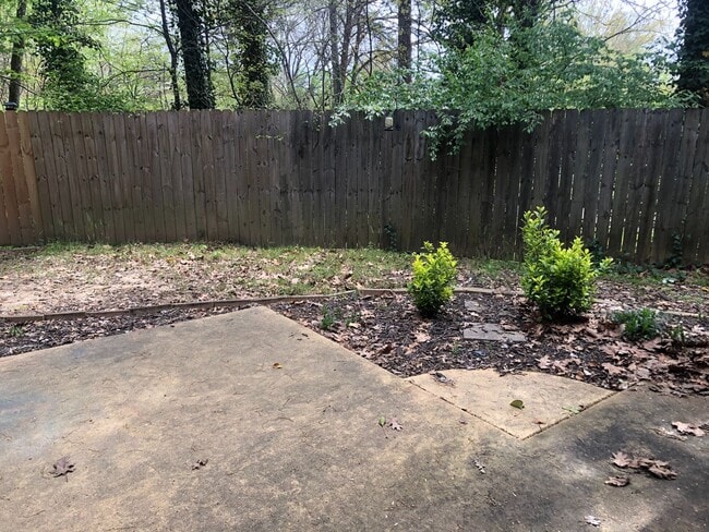 Building Photo - Large 2 bedroom townhome in East Knoxville!