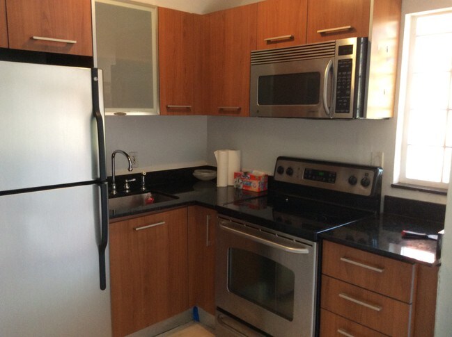 Foto del edificio - 421 NE 68th St