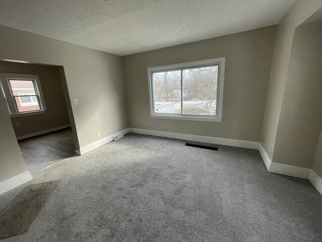 Building Photo - Section 8 & EDEN Accepted – Move-In Ready Comfort for Your Next Chapter in Cleveland!