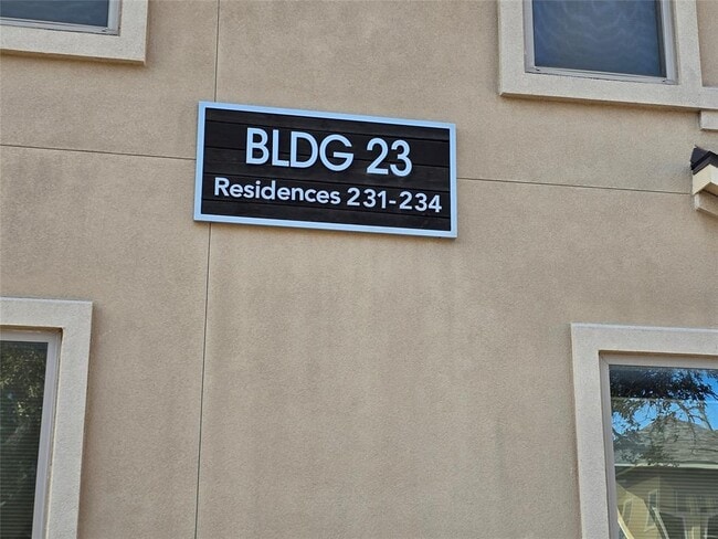 Foto del edificio - 13800 Lyndhurst St