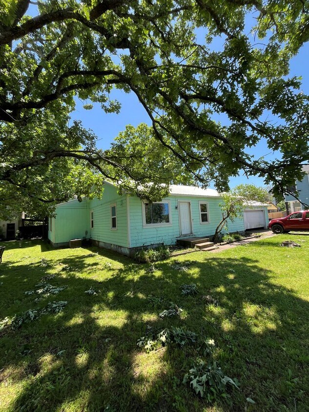Building Photo - 4 bedroom 2 bath home near campus