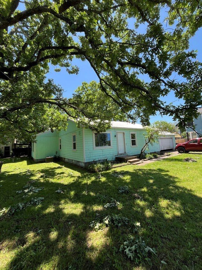 Foto del edificio - 4 bedroom 2 bath home near campus