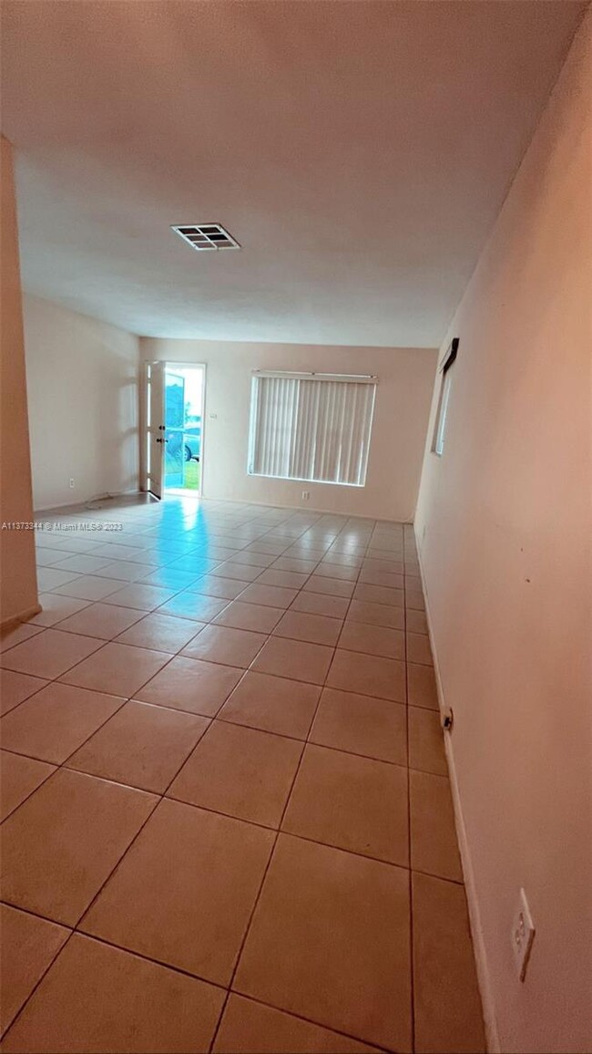Foto del edificio - 5810 NW 82nd Terrace