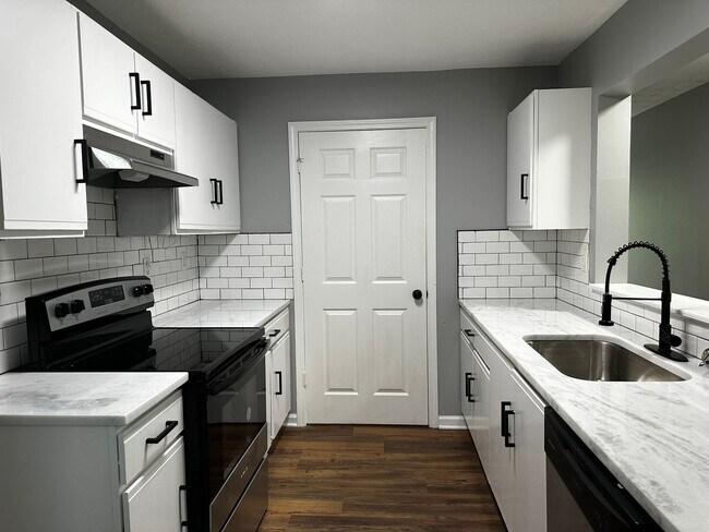 Foto del edificio - 25% Move In Special available for this Stunningly condo