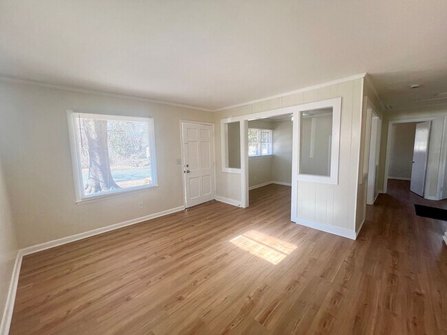 Building Photo - Two bedroom, 1 bath house in Burlington