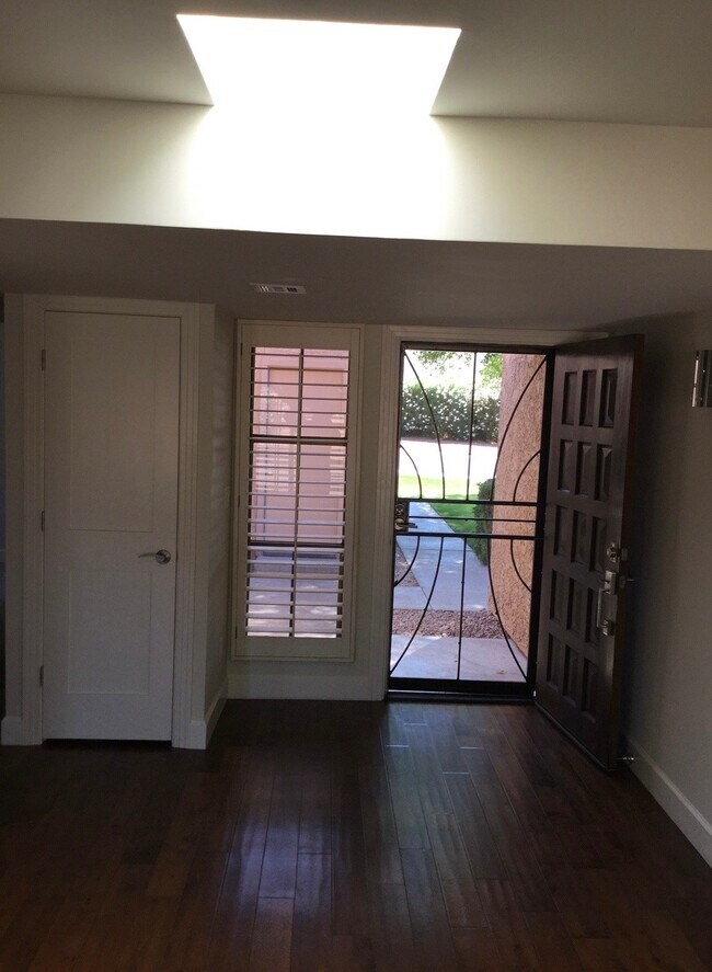 Foto del edificio - 8460 E Malcomb Dr