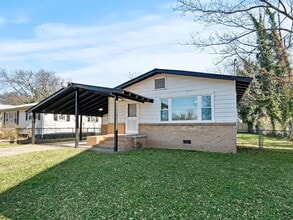 Building Photo - 206 Stone St NW