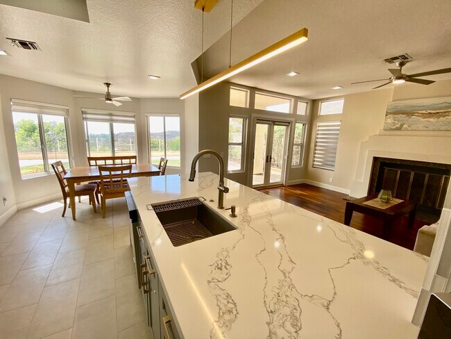 Building Photo - 10768 Sunset Ridge Dr