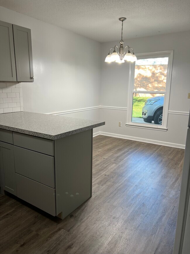 Building Photo - 305 Cornelia Dr