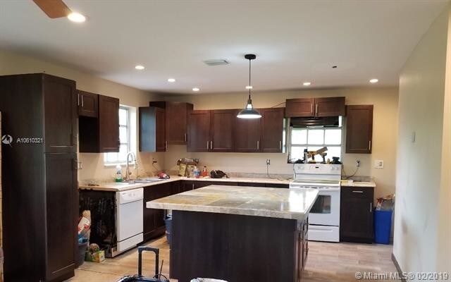 Foto del edificio - 6230 Melaleuca Rd