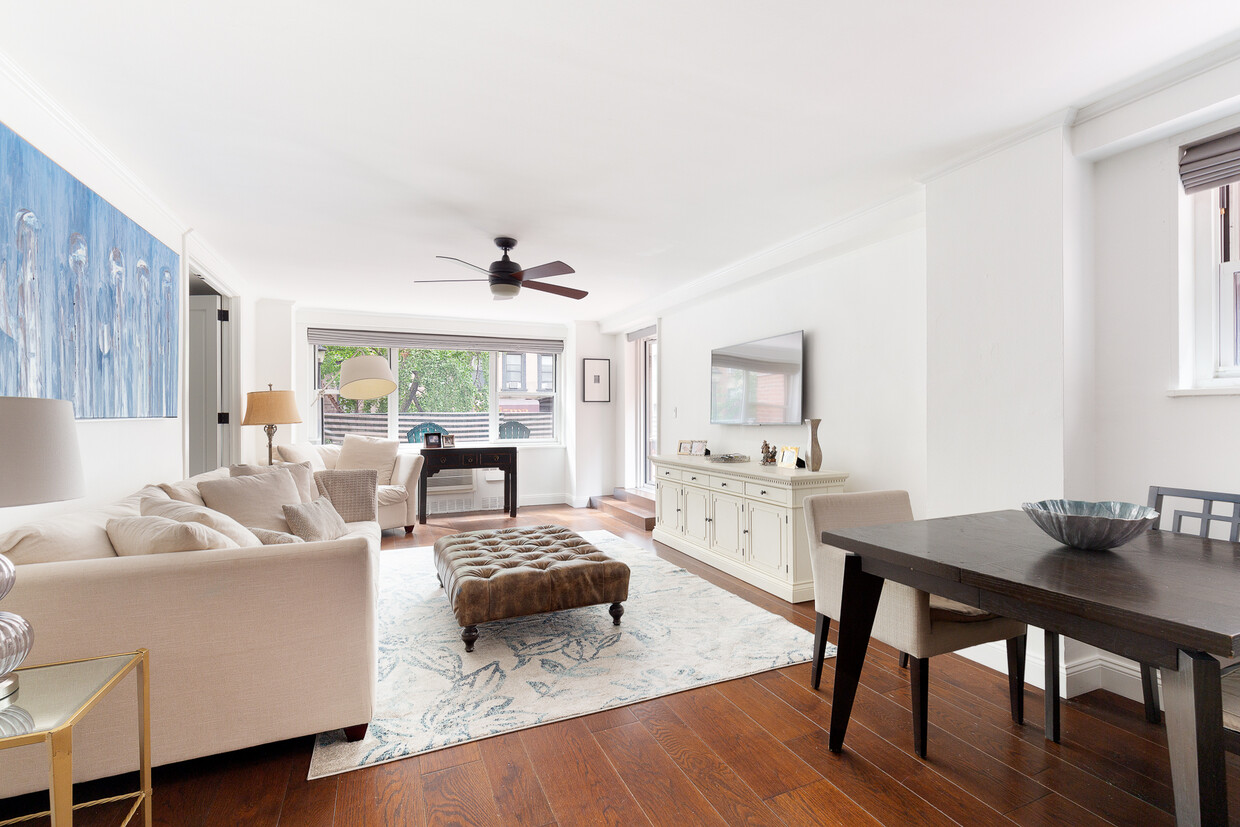 Living room - 251 E 51st St