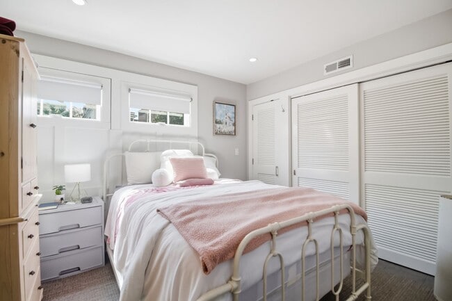 Building Photo - 28-B Charlotte Street- Amazing One Bedroom/Two Bathroom Freestanding Home