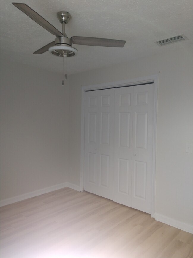 bedroom - 2510 W 9th St