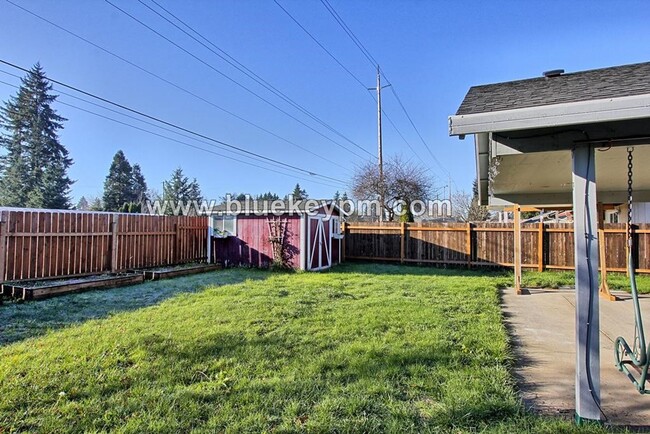 Building Photo - 3 Bed, 2 Bath Home in Orchards with Fenced...