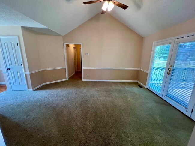 Foto del edificio - 3 Bed 2 Bath with Garage & *Fenced Backyar...