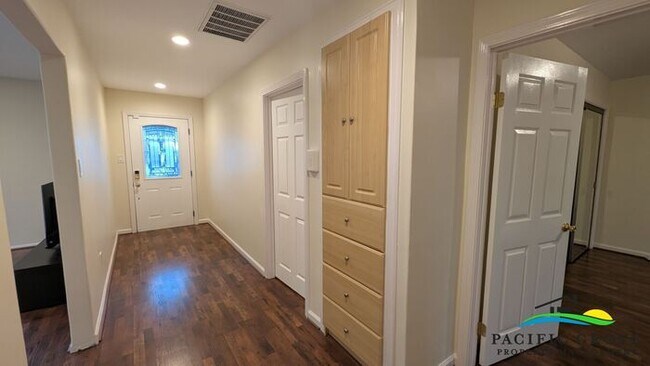 Foto del edificio - Bright and Roomy 2 Bedroom 2 Bathroom Home